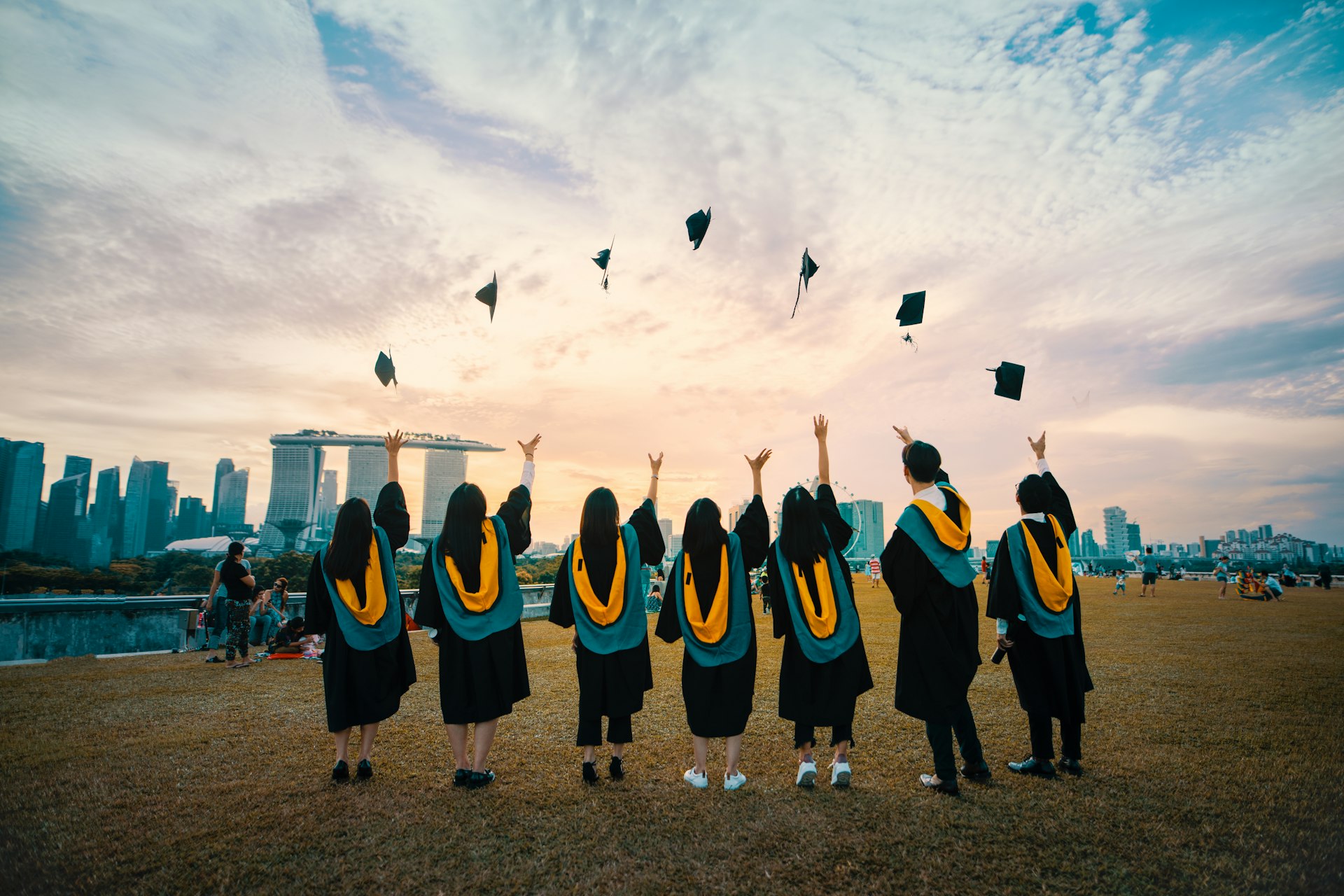 Étudiants diplômés tenant leur diplôme