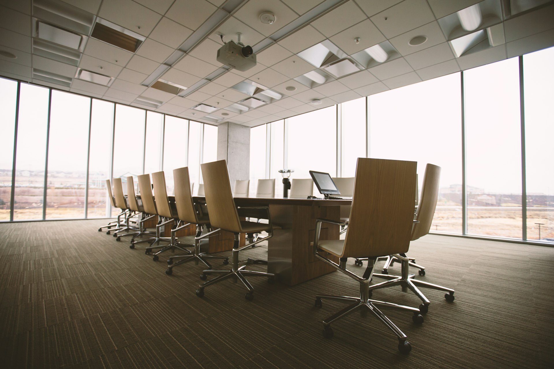 Salle de réunion avec table de conférence
