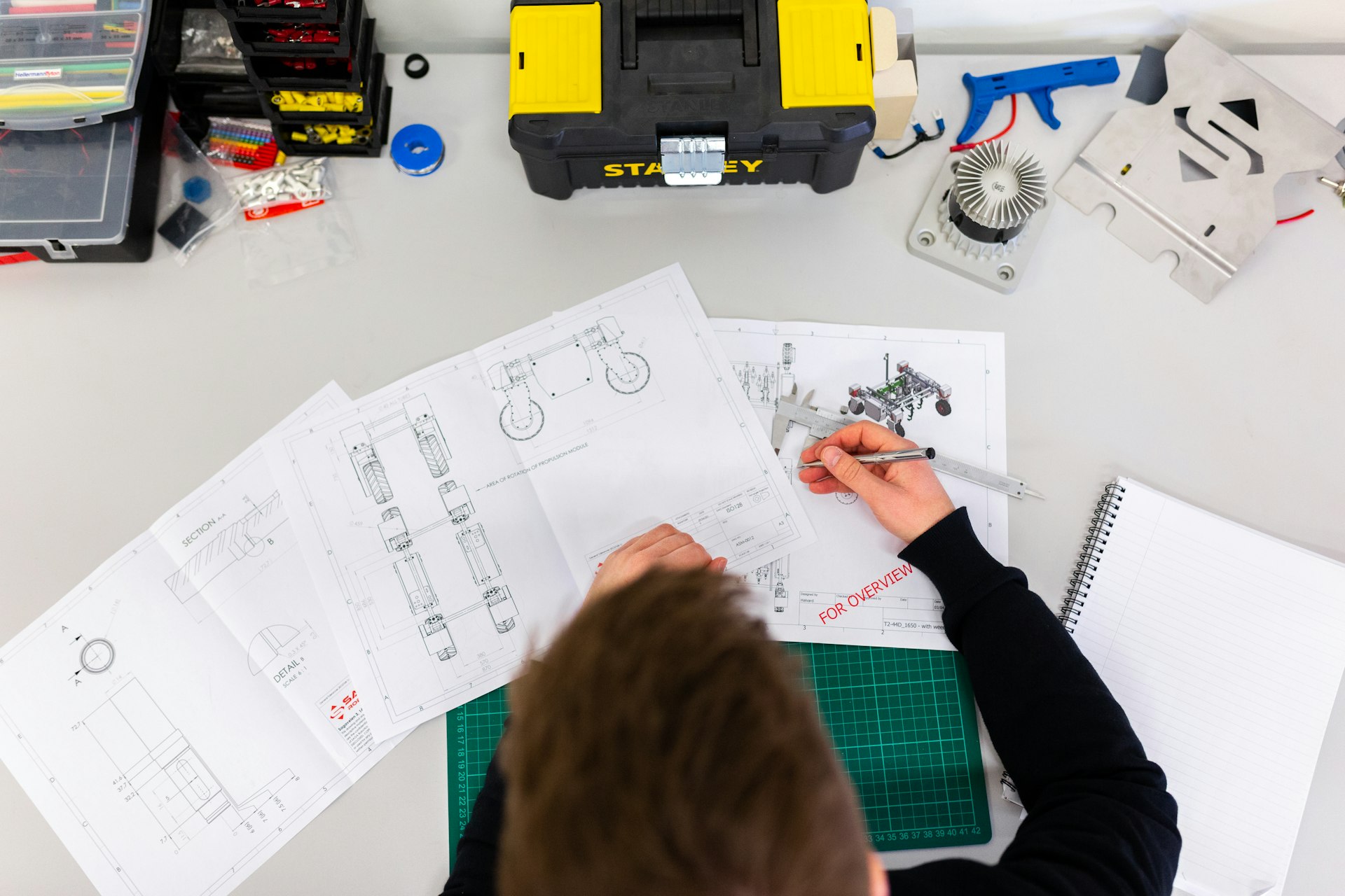 Ingénieur mesurant un plan technique