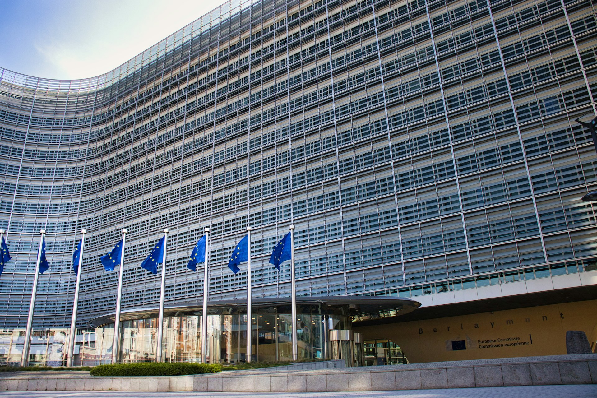 Bâtiment des institutions européennes avec drapeaux de l’UE à Bruxelles