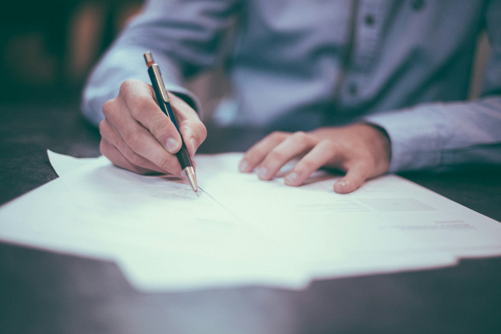 Personne signant un document officiel